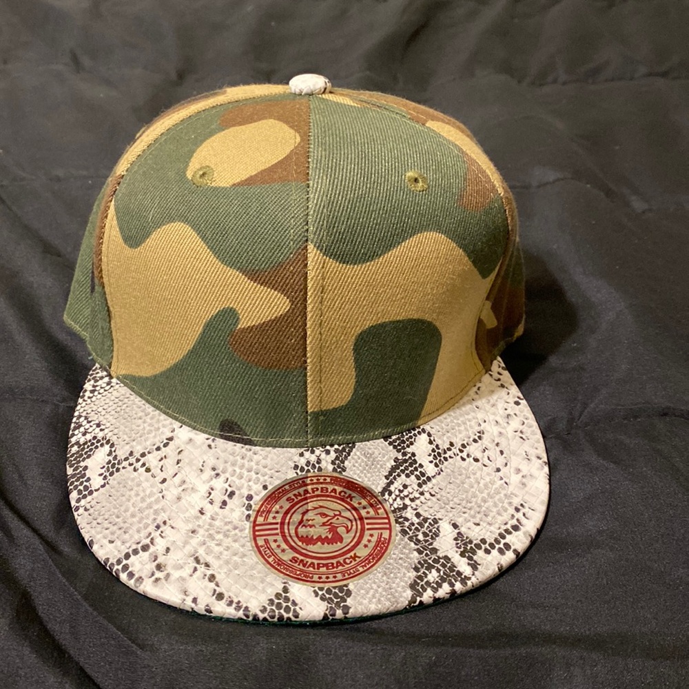 Camo snap back hat